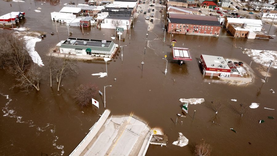 Photo+Courtesy%3A+Dave+Kettering%2C+USA+Today%0ATowns+in+the+Midwest+flooded+underwater+with+catastrophic+damage.+%0A