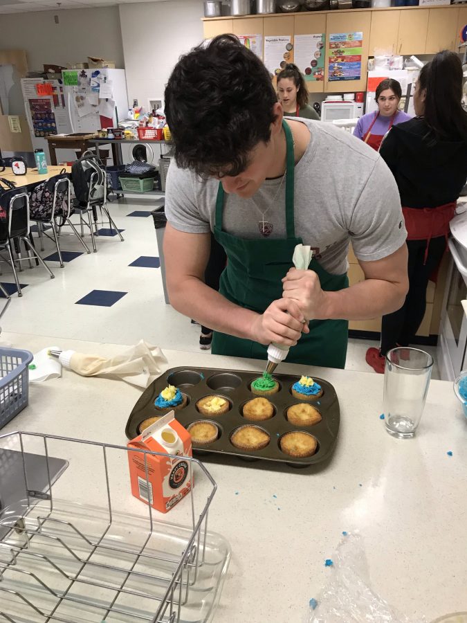 Senior%2C+Tim+Fitzgerald%2C+frosting+his+cupcakes+getting+ready+for+judging