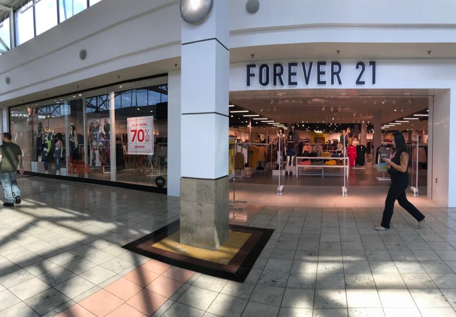 Forever+21+at+the+Connecticut+Post+Mall+in+which+local+residents+of+Milford+and+it%E2%80%99s+neighboring+cities+shop.