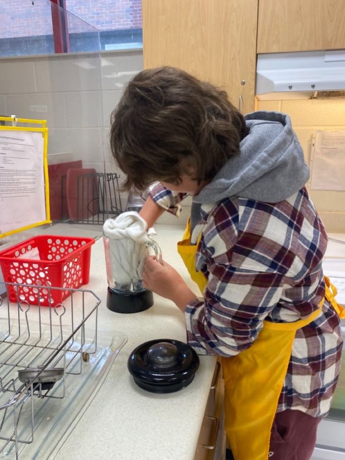 Stars in the kitchen: Culinary student prepares blender before a class time cooking session, October 2022. 