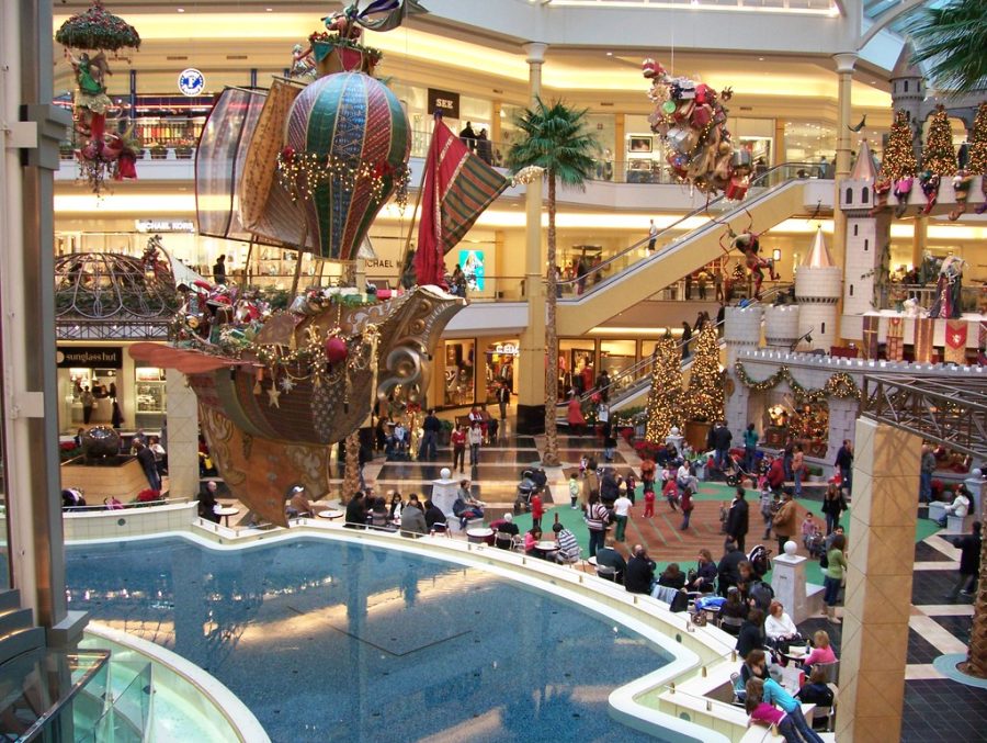 Stressed shopping: A picture of a packed mall during the holidays, parents rushing around to different stores and families shopping for gifts, December 1, 2022. 