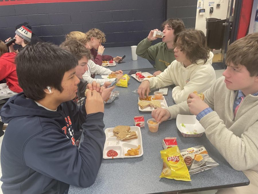 A Sustaining Snack: Sophomore students talk and enjoy their school-bought lunches. January 25, 2023.