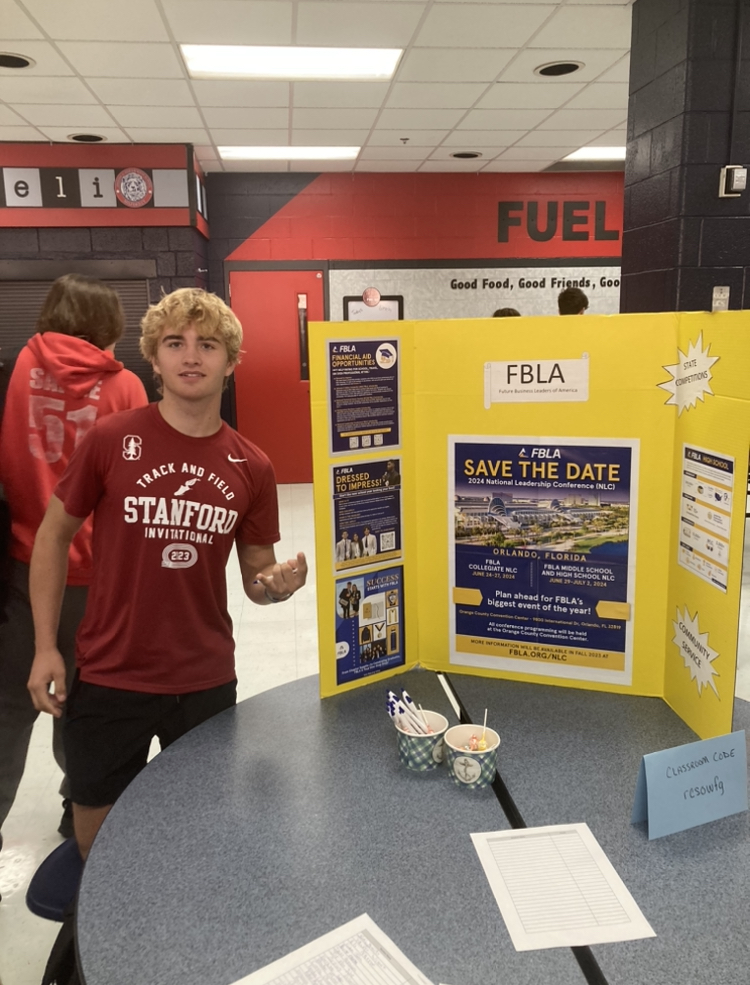 Informing Future Members: Club members Max Newton pitches his club to students at the club fair, October 4, 2023.