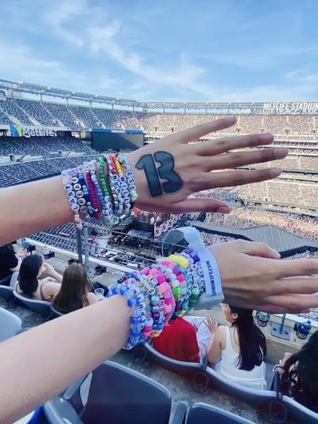 “Make the Friendship Bracelets”: Lexi Wainman sharing the tradition of friendship bracelets at Metlife Night Two of The Eras Tour on May 27, 2023. Photo courtesy: Lexi Wainman