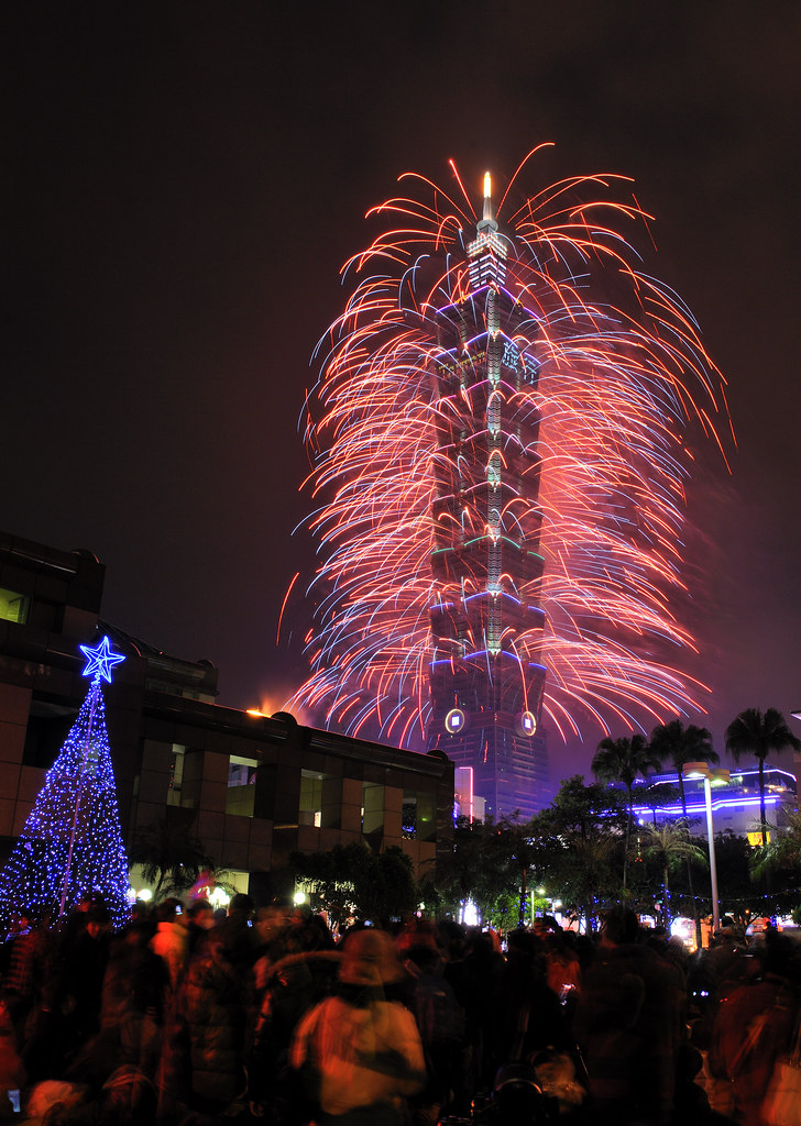 Taipei 101: New Year’s Fireworks in 2013, December 31, 2013. Photo courtesy: EpicFireworks (Creative Commons).