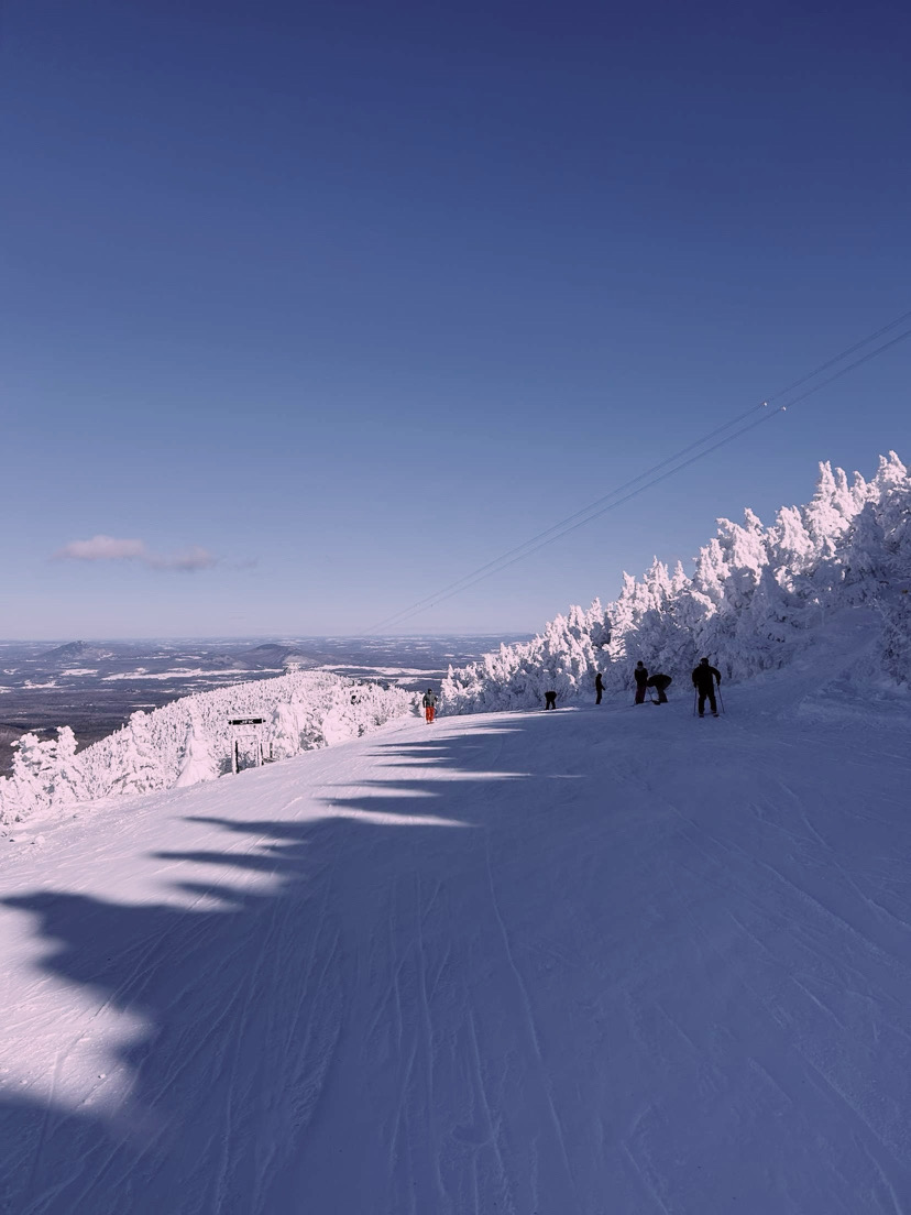 Winter Wonderland: A view of the mountain as students ski down. Photo courtesy: Mackenzie Maybeck.